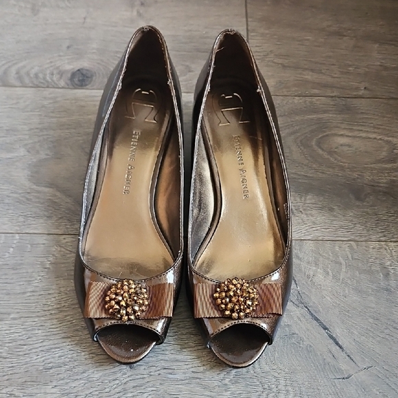 Etienne Aigner - NWOT - Women's Bronze Peep Toe Wedge Heels - Size 8 - Picture 1 of 5